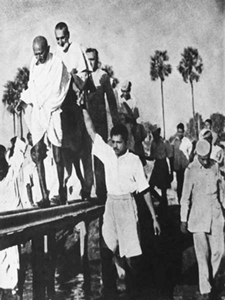 Gandhiji while crossing a village bridge in Bihar during his Peace Mission.jpg